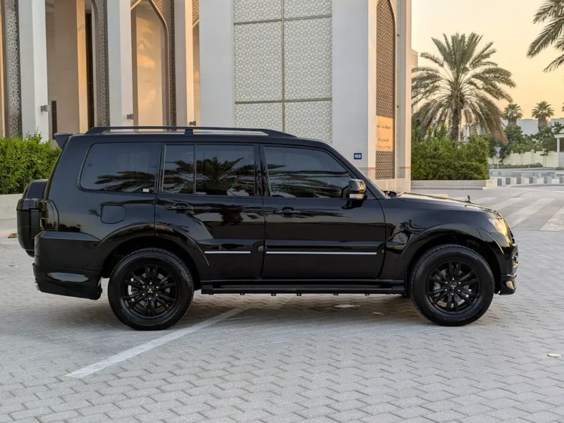 2020 Mitsubishi Pajero Signature Edition 3.8L V6 Engine Black Red SUV GCC Specs Automatic