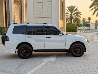 2015 Mitsubishi Pajero GLS Medium Line 3.5L V6 White Red SUV GCC Specs Automatic