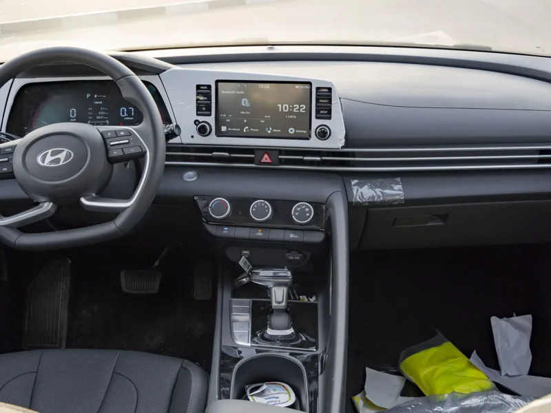 2025 Hyundai Elantra 1.5 L naturally aspirated inline‑4 Engine White Black Sedan Chinese Specs