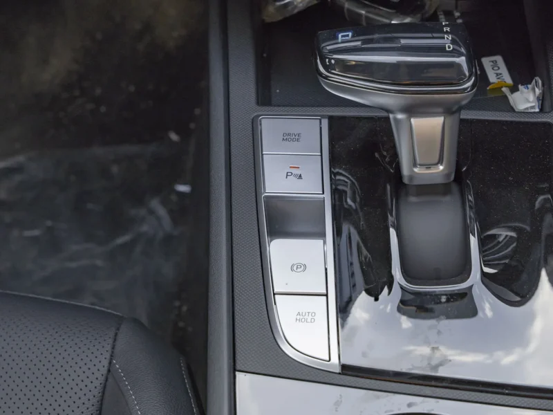 2025 Hyundai Elantra 1.5 L naturally aspirated inline‑4 Engine White Black Sedan Chinese Specs