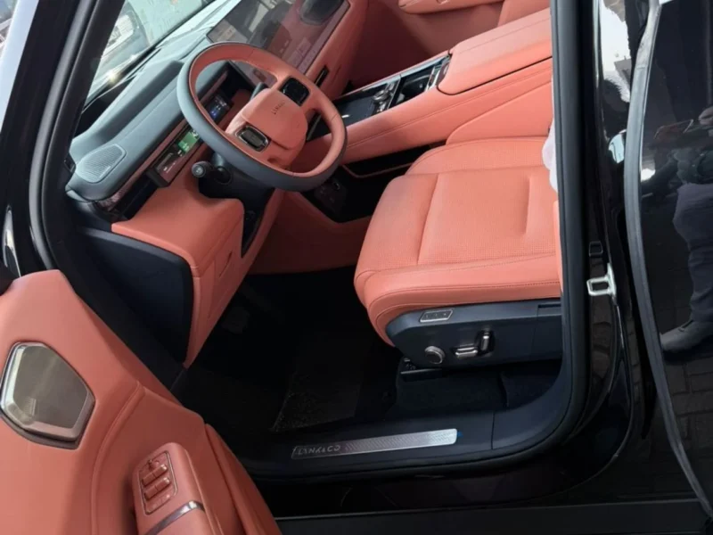 2025 Lynk and Co 900 ULTRA FLAGSHIP 1.5 Litres PLUG-IN HYBRID 4 Cylinders Black Orange SUV