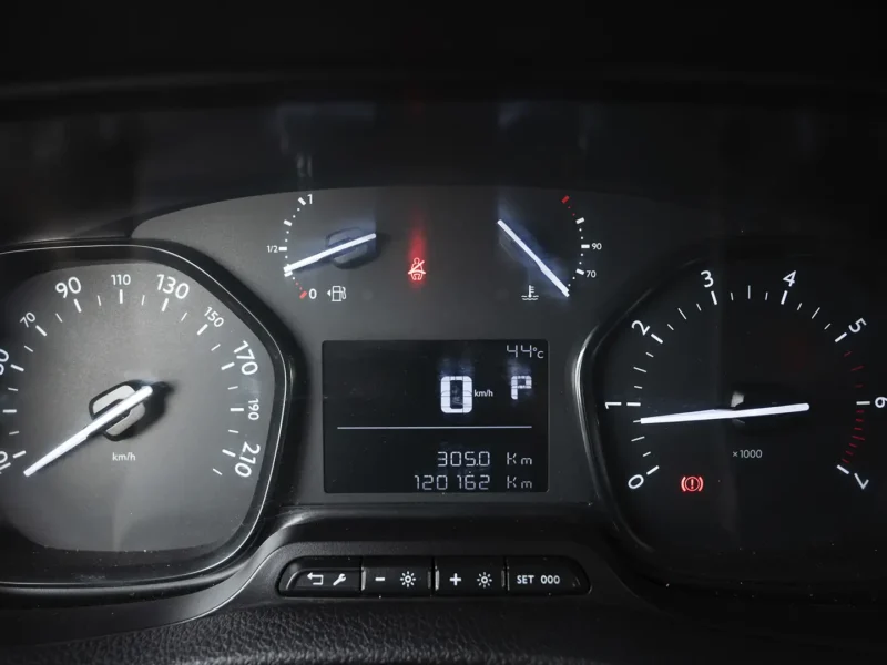 2021 Peugeot Expert L3 2.0 Litres 4 Cylinders Diesel Engine White Black Panel Van GCC Specs