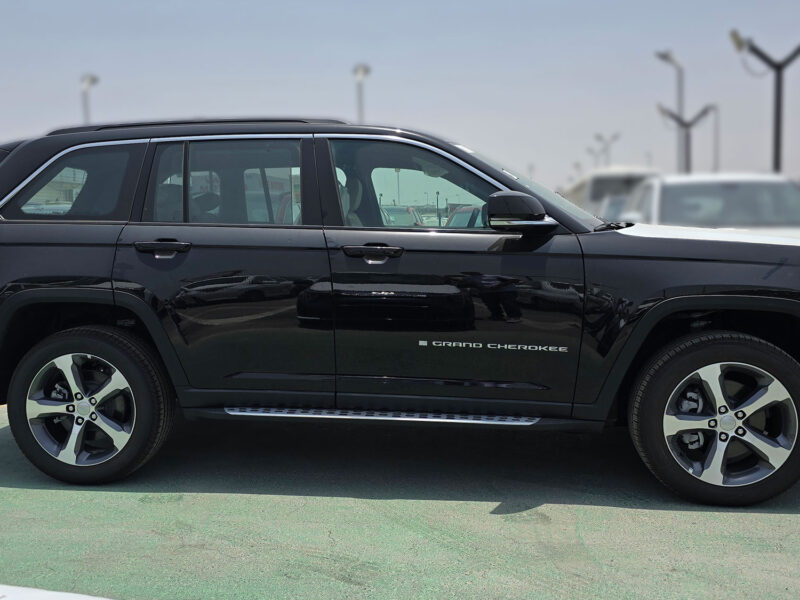 2025 Jeep Grand Cherokee 3.6 Litres Pentastar V6 Naturally Aspirated Black Beige SUV GCC Specs
