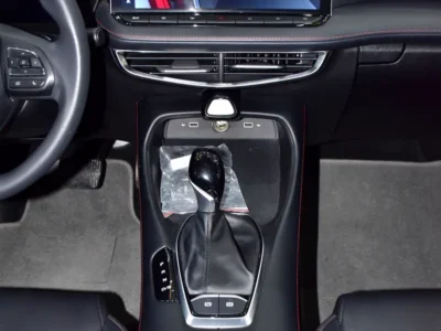 2025 MG MG5 Deluxe 4 Cylinders Petrol Engine White Black Sedan Chinese Specs Automatic