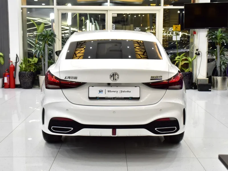 2025 MG MG5 Deluxe 4 Cylinders Petrol Engine White Black Sedan Chinese Specs Automatic