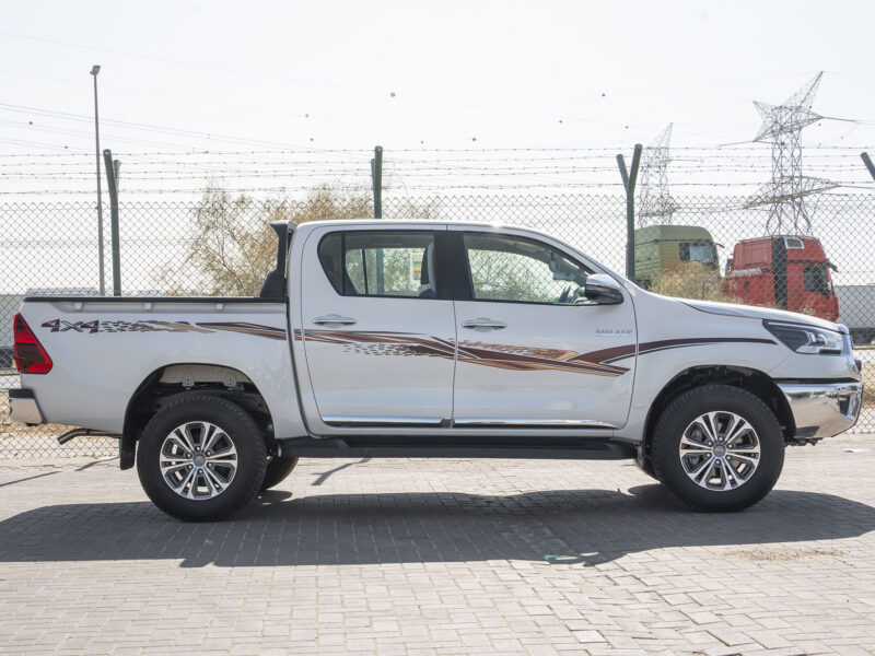 2026 Toyota Hilux DC 2.7 L 4 Cylinders Petrol Engine White Red Pickup Truck GCC Specs Automatic