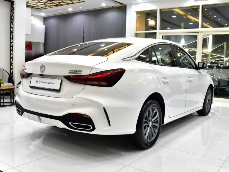 2025 MG MG5 Deluxe 4 Cylinders Petrol Engine White Black Sedan Chinese Specs Automatic