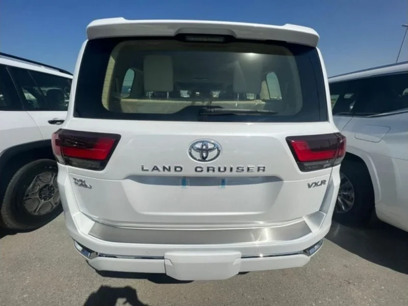2022 Toyota Land Cruiser VXR 3.5L Twin turbo 6 Cylinders Petrol Engine White Beige SUV GCC