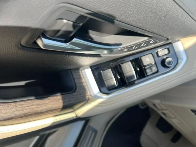 2022 Toyota Land Cruiser VXR 3.5L Twin turbo 6 Cylinders Petrol Engine White Beige SUV GCC