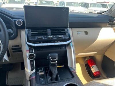 2022 Toyota Land Cruiser VXR 3.5L Twin turbo 6 Cylinders Petrol Engine White Beige SUV GCC