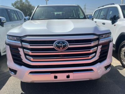 2022 Toyota Land Cruiser VXR 3.5L Twin turbo 6 Cylinders Petrol Engine White Beige SUV GCC