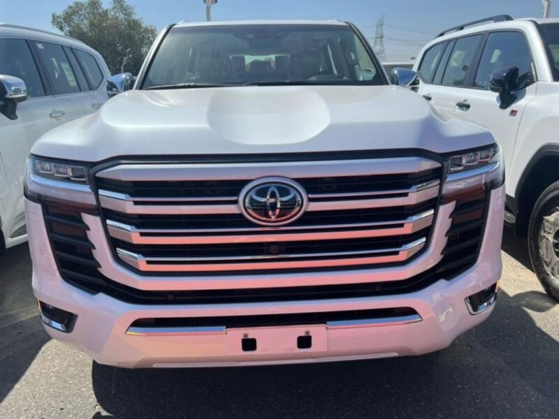 2022 Toyota Land Cruiser VXR 3.5L Twin turbo 6 Cylinders Petrol Engine White Beige SUV GCC