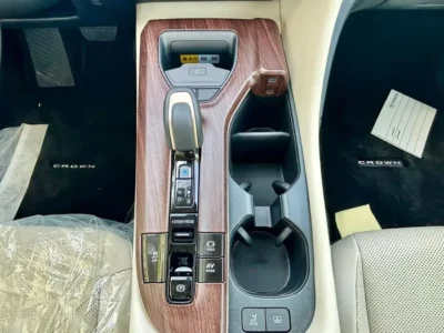 2026 Toyota Crown Platinum 2.5 Litres 4 Cylinders HYBRID Engine White Beige SUV GCC Specs