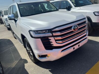 2022 Toyota Land Cruiser VXR 3.5L Twin turbo 6 Cylinders Petrol Engine White Beige SUV GCC