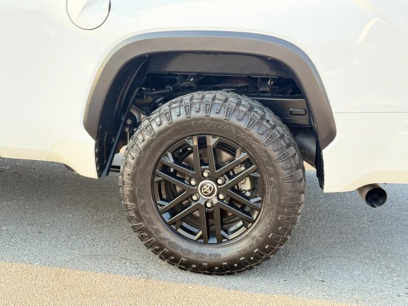 2022 TOYOTA TUNDRA CREWMAX SR5 3.5 Litres V6 Petrol Engine White Black Pickup Truck