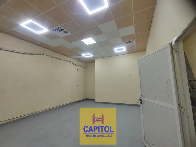 800 sqft LARGE AND EFFICIENT WAREHOUSE SPACE OFFERING CONVENIENCE, ACCESSIBILTY AND FLEXIBLE USAGE