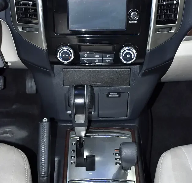 2019 Mitsubishi Pajero GLS 6 Cylinders Petrol Engine White Beige SUV GCC Specs Automatic