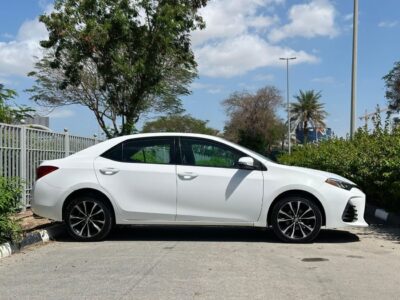 2017 Toyota Corolla SE 1.8 Litres V4 Petrol Engine White Grey Sedan American Specs