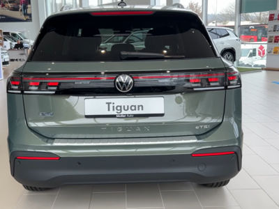 2026 Volkswagen Tiguan 2.0-liter Turbocharged 4-cylinder Petrol Engine Green Black SUV