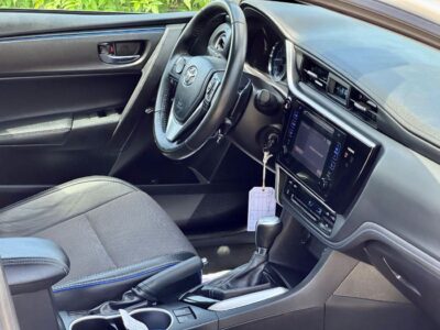 2017 Toyota Corolla SE 1.8 Litres V4 Petrol Engine White Grey Sedan American Specs