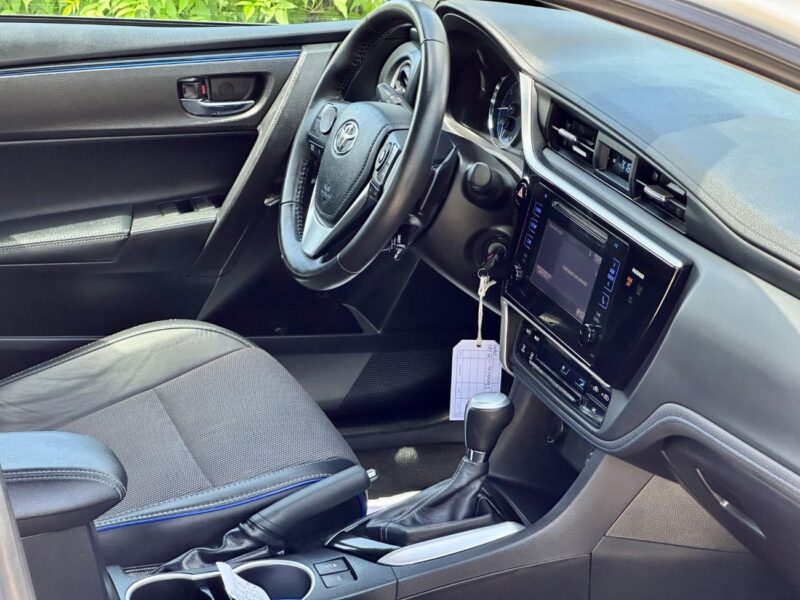2017 Toyota Corolla SE 1.8 Litres V4 Petrol Engine White Grey Sedan American Specs