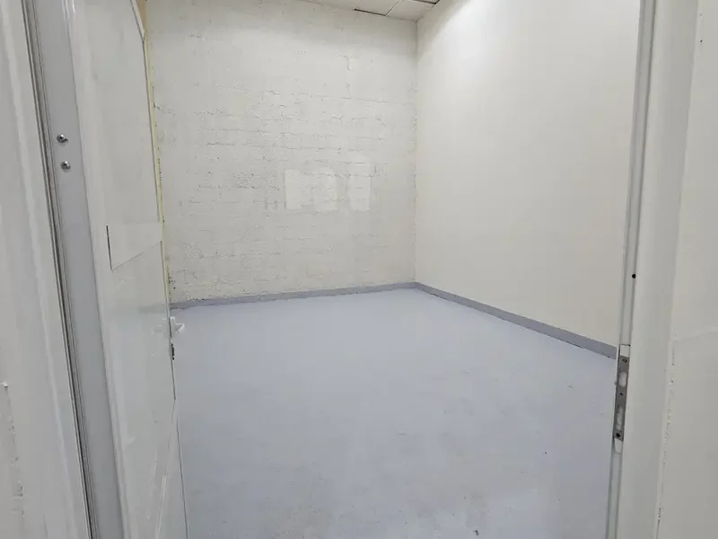 280 sqft WELL MAINTAINED AND READY TO USE STORAGE WAREHOUSE UNIT IN AL QUOZ 4
