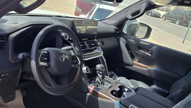 2026 Volkswagen Tiguan 2.0-liter Turbocharged 4-cylinder Petrol Engine Grey Black SUV