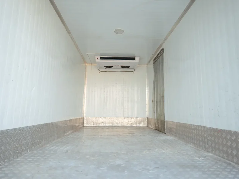 2022 Mitsubishi Canter Chiller Box 4.2L 4 Cylinders Diesel Engine White Black Truck GCC