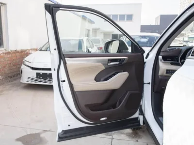 2026 Toyota Highlander VXR 2.5 Litres 4 Cylinders Hybrid Engine White Brown SUV Chinese Specs