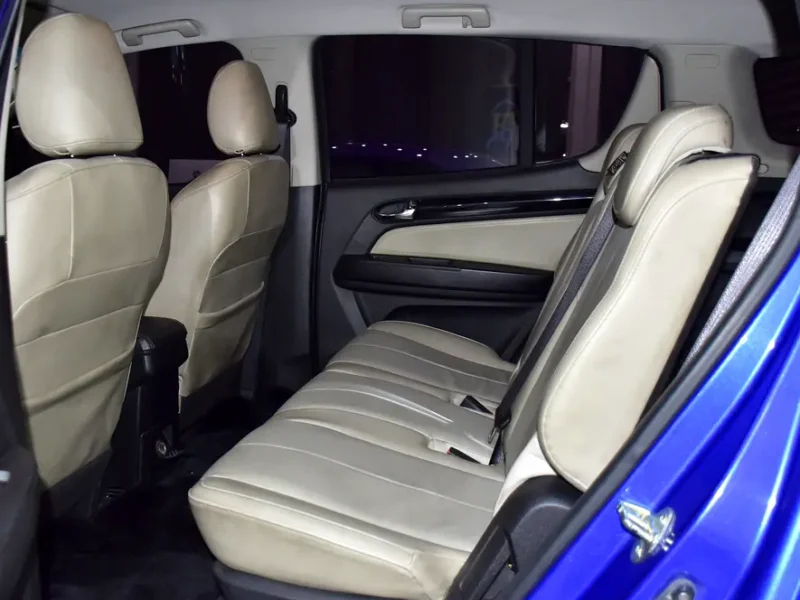 2018 Chevrolet Trailblazer 6 Cylinders Petrol Engine Blue Beige SUV GCC Specs Automatic