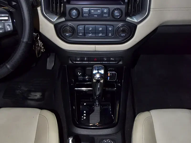 2018 Chevrolet Trailblazer 6 Cylinders Petrol Engine Blue Beige SUV GCC Specs Automatic
