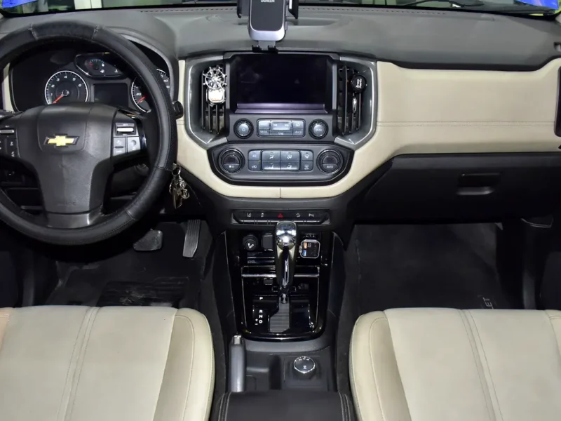 2018 Chevrolet Trailblazer 6 Cylinders Petrol Engine Blue Beige SUV GCC Specs Automatic
