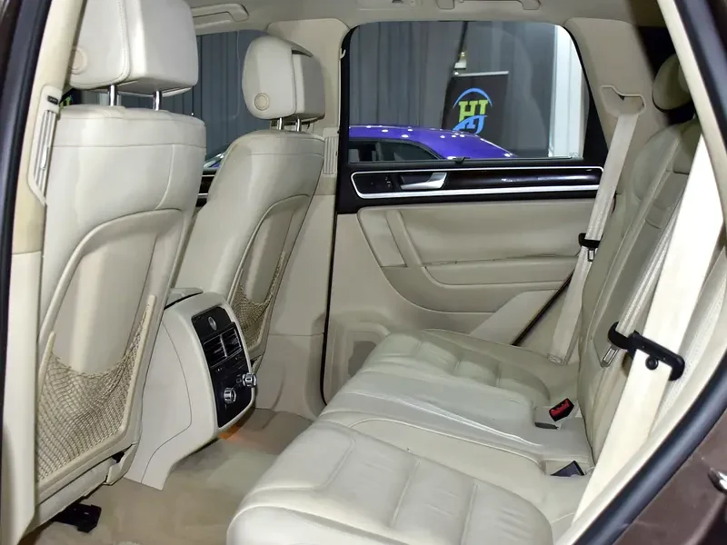 2015 Volkswagen Touareg SEL 6 Cylinders petrol Engine Brown Beige SUV GCC Specs Automatic