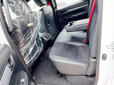 2026 Toyota Hilux SR5 2.8 Litres 4 Cylinders Diesel Engine White Black Pickup Truck Automatic