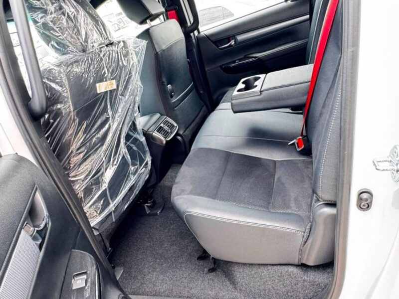 2026 Toyota Hilux SR5 2.8 Litres 4 Cylinders Diesel Engine White Black Pickup Truck Automatic