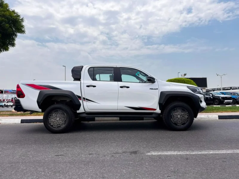 2026 Toyota Hilux SR5 2.8 Litres 4 Cylinders Diesel Engine White Black Pickup Truck Automatic