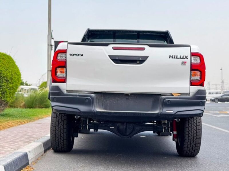 2026 Toyota Hilux SR5 2.8 Litres 4 Cylinders Diesel Engine White Black Pickup Truck Automatic