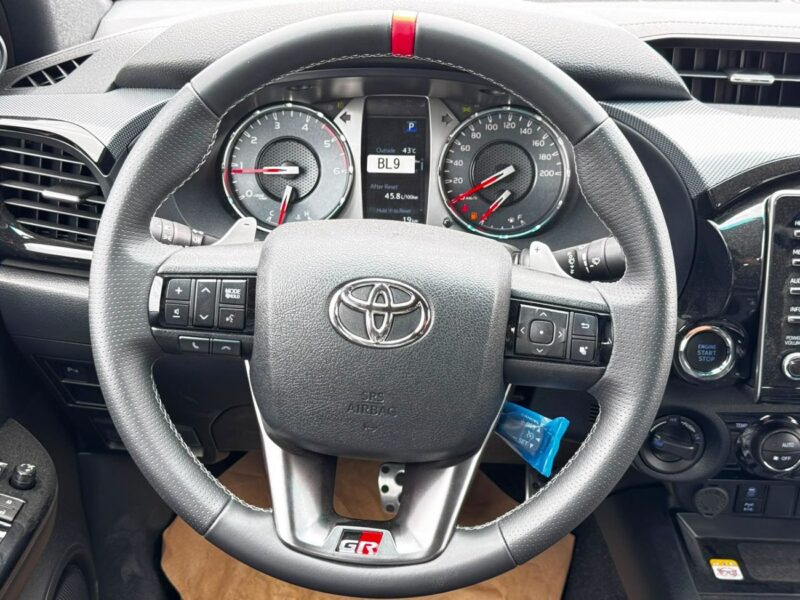 2026 Toyota Hilux SR5 2.8 Litres 4 Cylinders Diesel Engine White Black Pickup Truck Automatic