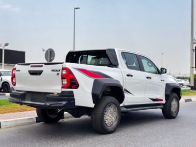 2026 Toyota Hilux SR5 2.8 Litres 4 Cylinders Diesel Engine White Black Pickup Truck Automatic