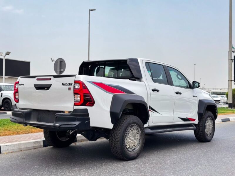 2026 Toyota Hilux SR5 2.8 Litres 4 Cylinders Diesel Engine White Black Pickup Truck Automatic