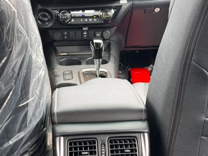 2026 Toyota Hilux SR5 2.8 Litres 4 Cylinders Diesel Engine White Black Pickup Truck Automatic