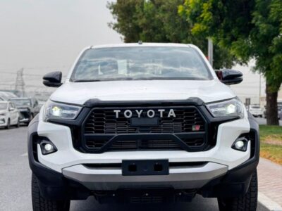2026 Toyota Hilux SR5 2.8 Litres 4 Cylinders Diesel Engine White Black Pickup Truck Automatic