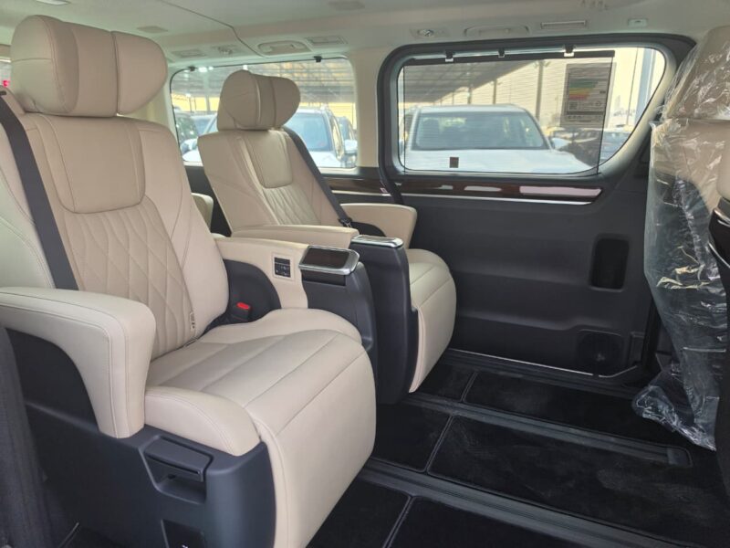 2026 Toyota Granvia 2.8 Litres 4-Cylinder Turbo-Diesel Engine Black Beige Van GCC Specs