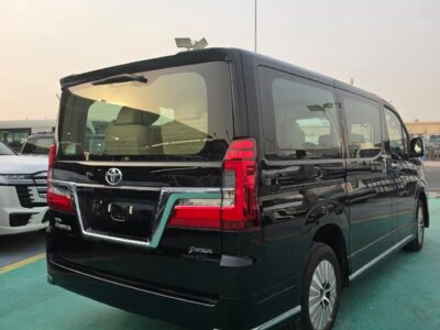 2026 Toyota Granvia 2.8 Litres 4-Cylinder Turbo-Diesel Engine Black Beige Van GCC Specs