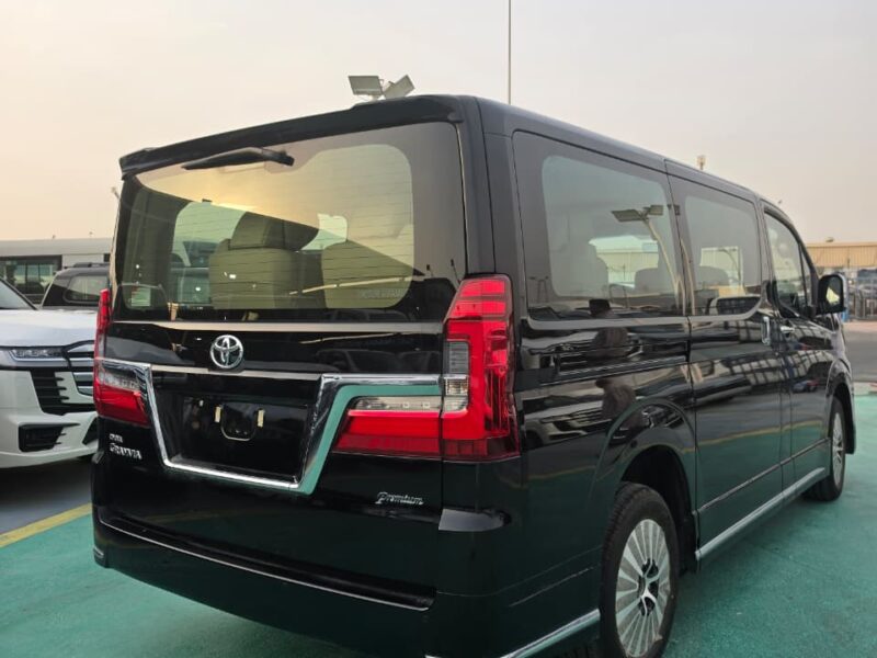 2026 Toyota Granvia 2.8 Litres 4-Cylinder Turbo-Diesel Engine Black Beige Van GCC Specs
