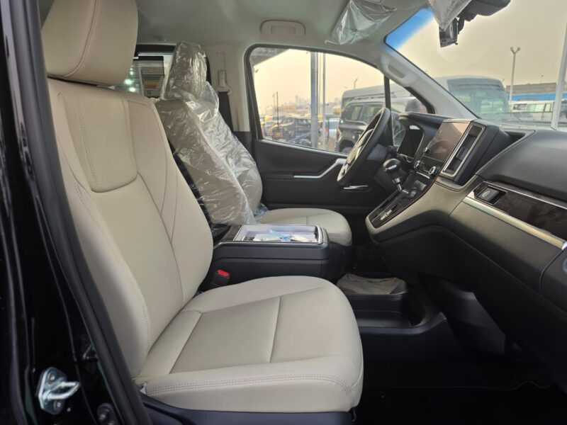 2026 Toyota Granvia 2.8 Litres 4-Cylinder Turbo-Diesel Engine Black Beige Van GCC Specs
