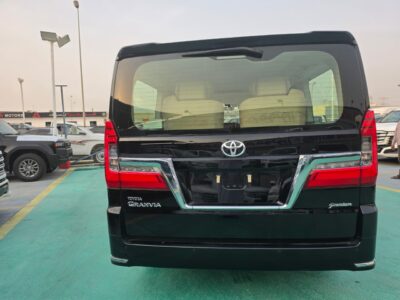 2026 Toyota Granvia 2.8 Litres 4-Cylinder Turbo-Diesel Engine Black Beige Van GCC Specs