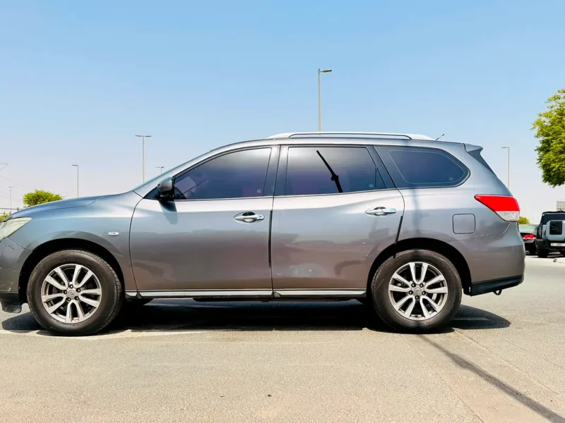 2015 Nissan Pathfinder 3.5 Litres 6 Cylinders Petrol Engine Silver Beige SUV GCC Specs Automatic