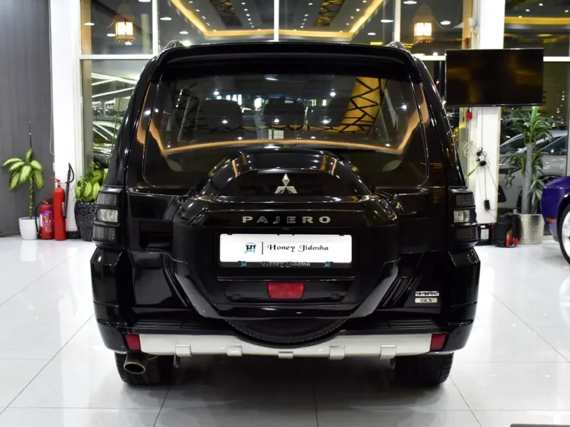 2016 Mitsubishi Pajero GLS 6 Cylinders Petrol Engine Black Beige SUV GCC Specs Automatic