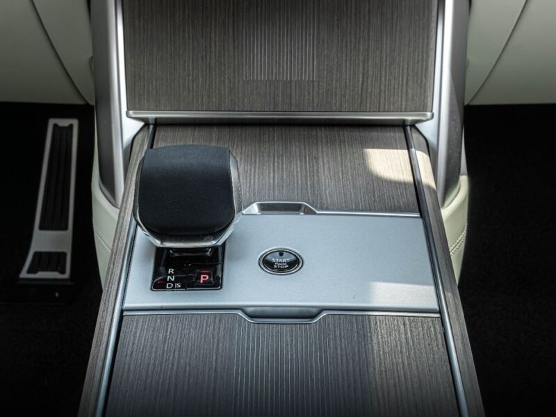 2026 Range Rover Autobiography P530 4.4 Litres 8 Cylinders Petrol Engine Silver White SUV